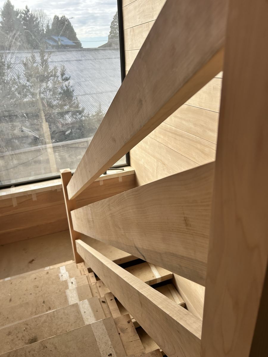 Baranda de madera de la escalera junto al ventanal