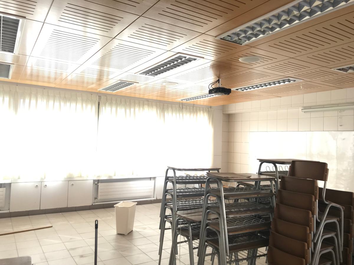 Sala hacia los ventanales, antes de la remodelación