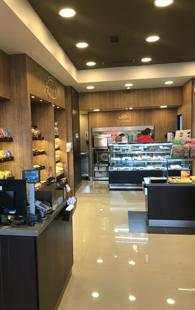 Muebles de madera con nichos iluminados y vitrinas