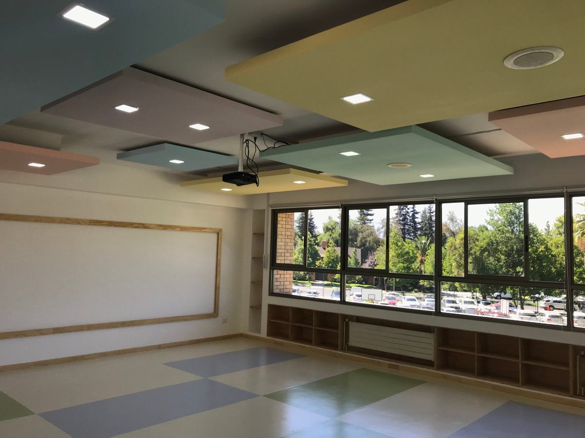 Sala hacia los ventanales, después de la remodelación