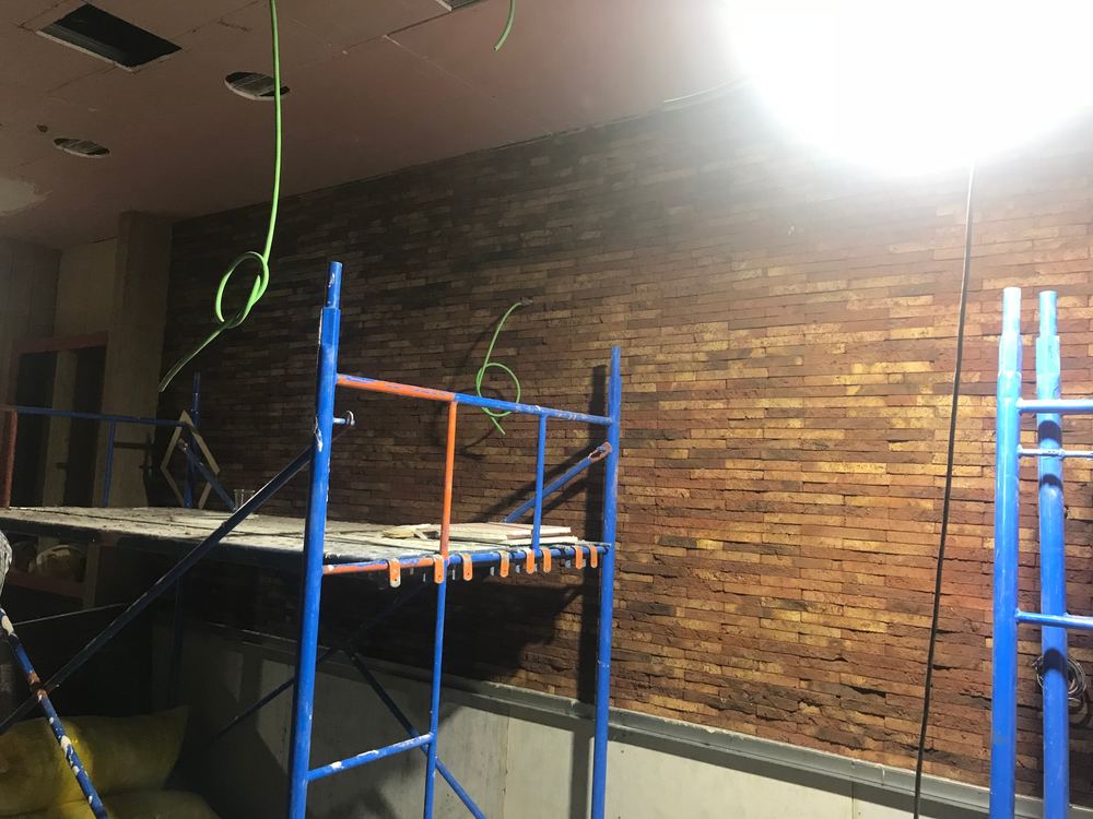 Revestimiento de madera y marco rojo en obra