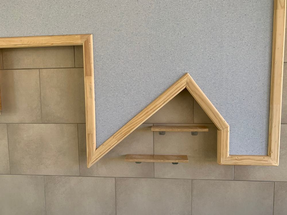 Detalle de marco de madera con siluetas de casas