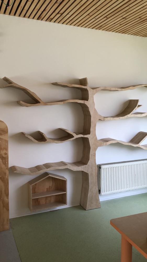 Repisa árbol en terciado con casita para libros