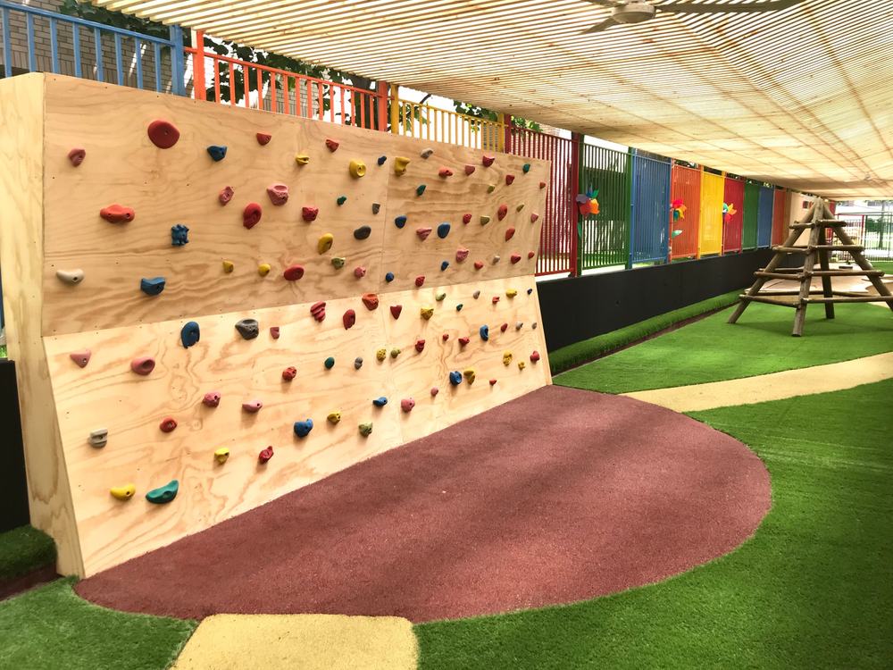 Muro de escalada infantil en terciado