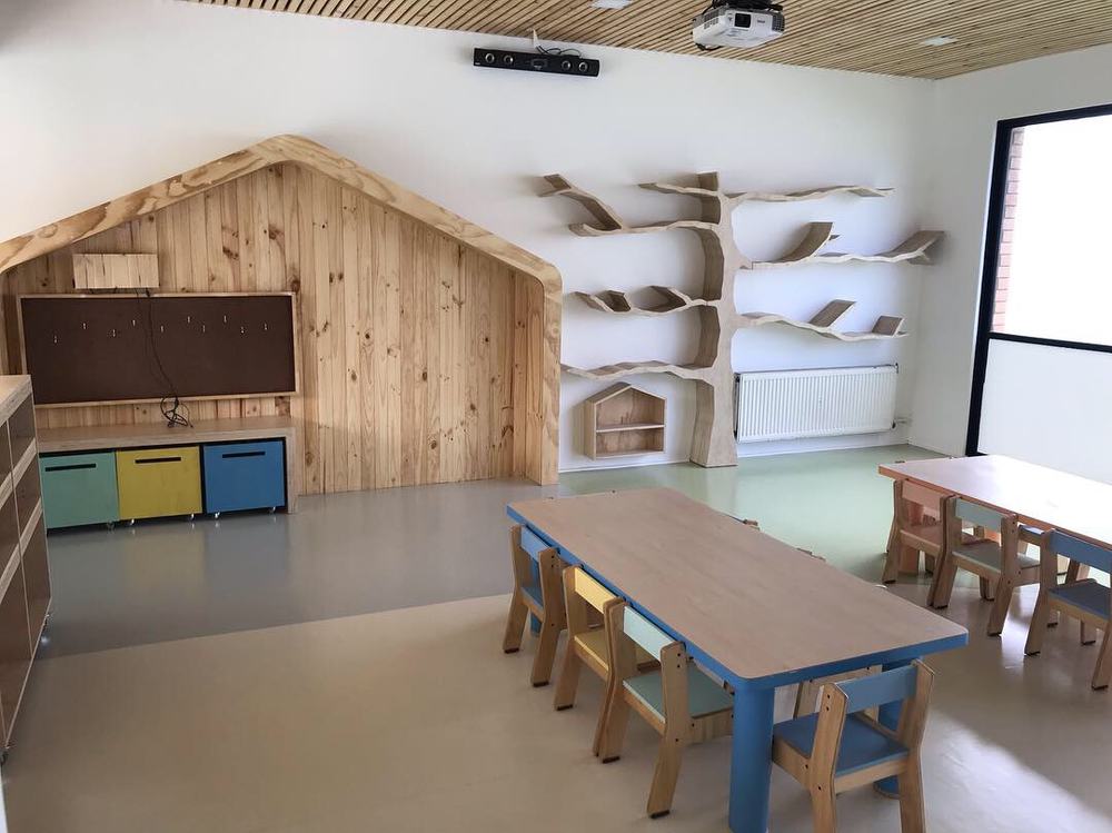 Rincón de juego y mesas a la altura de los niños