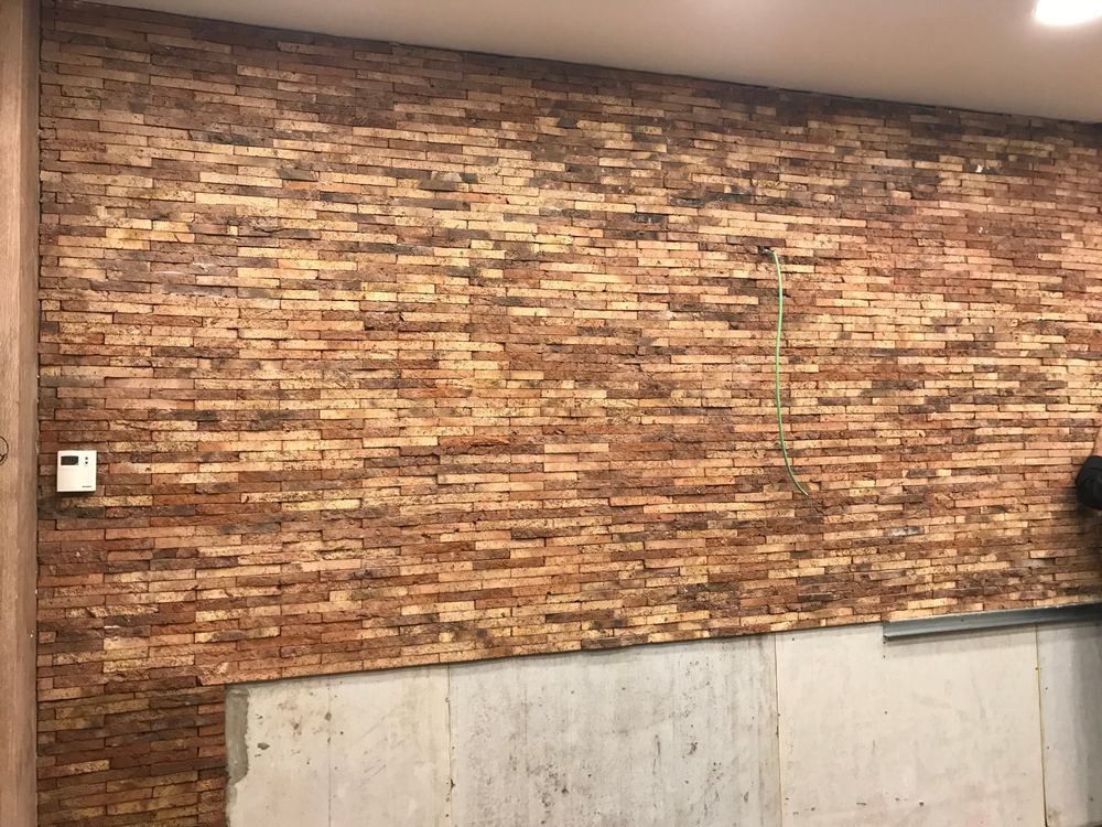 Muro de ladrillo recién instalado