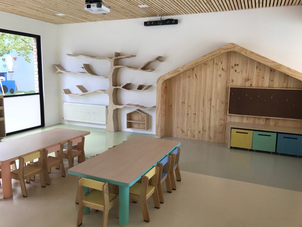 Casita de madera con cajones de colores y repisa árbol