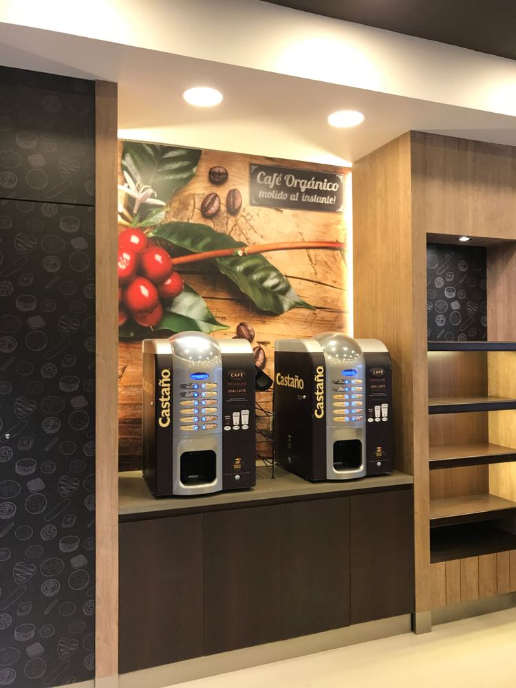 Zona de café con gráfica y mueble de madera