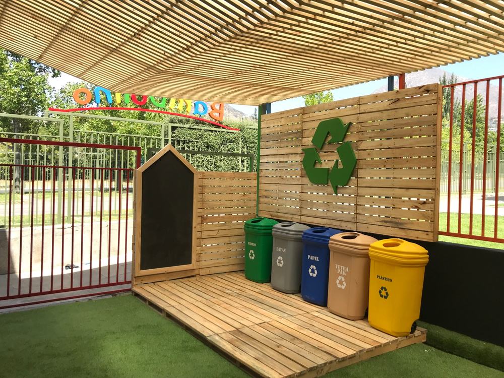 Punto de reciclaje con paneles de madera