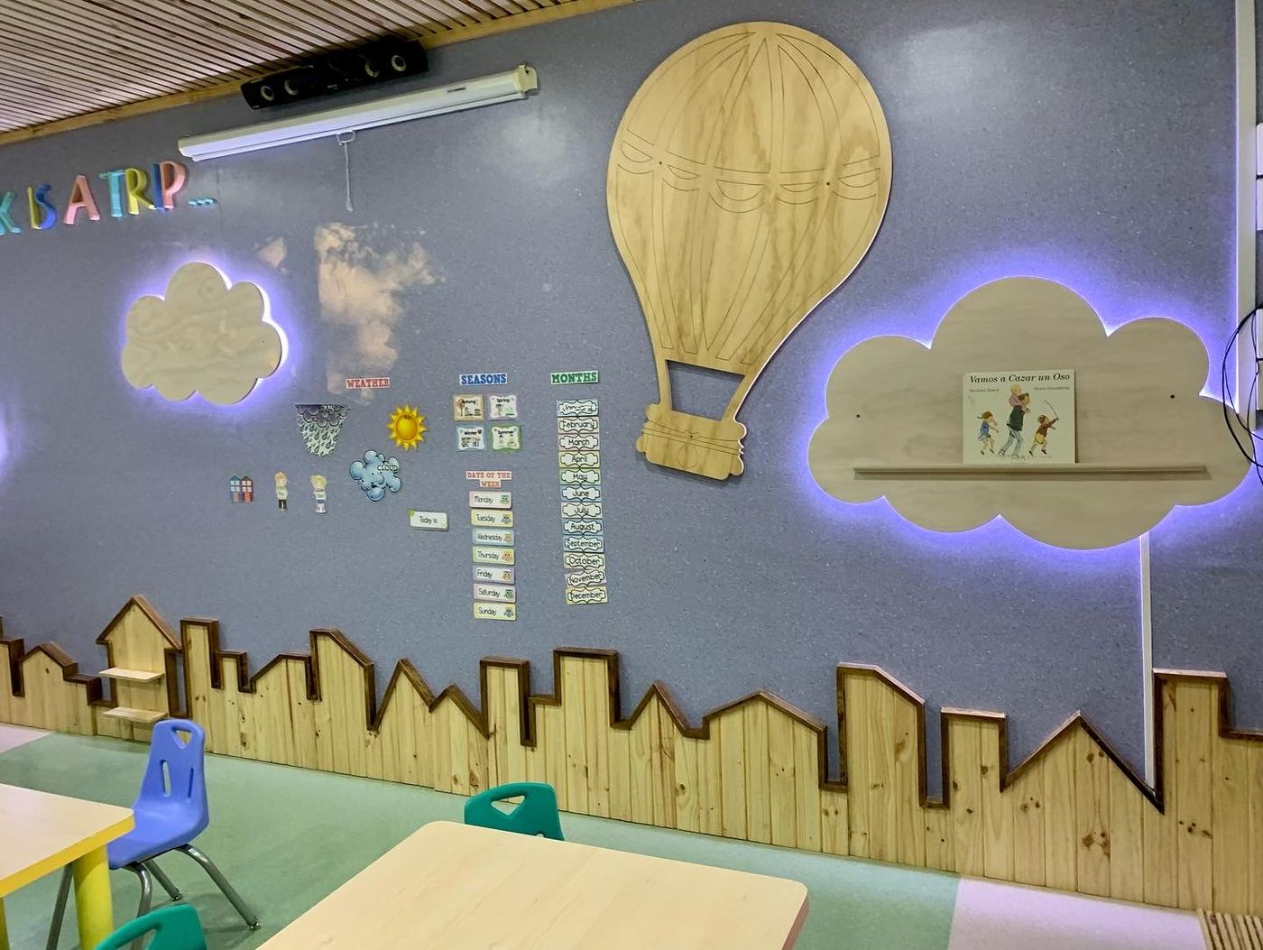 Detalle del muro con globo aerostático y nubes retroiluminadas