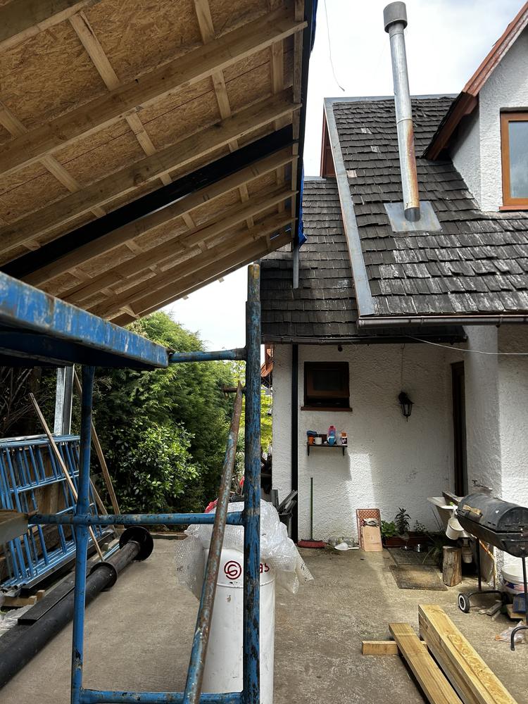Nueva techumbre junto a la casa existente