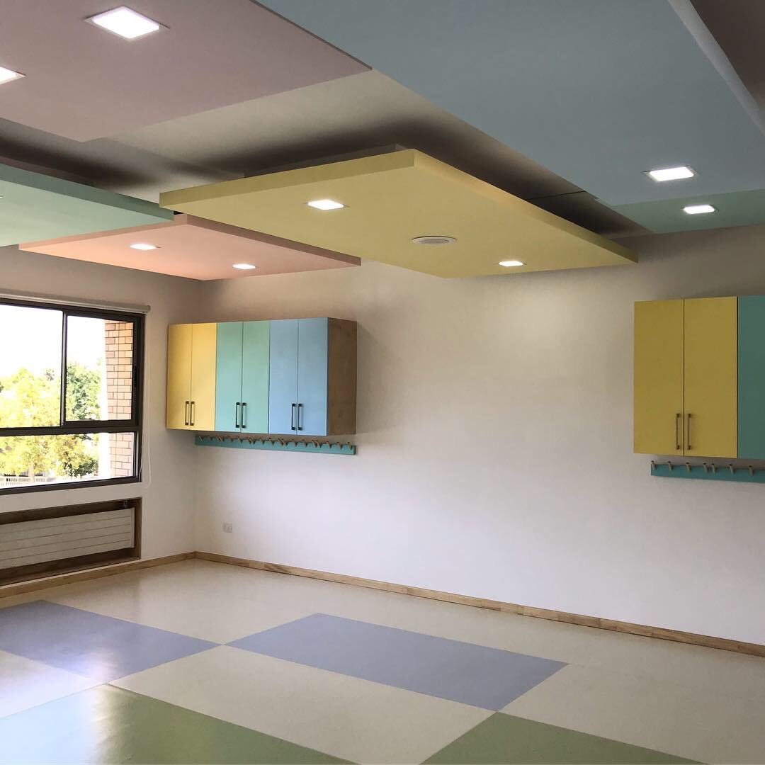 Muebles de colores y percheros a la altura de los niños