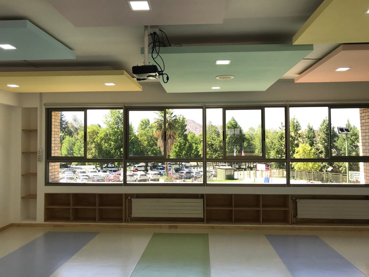 Sala hacia el frente, después de la remodelación