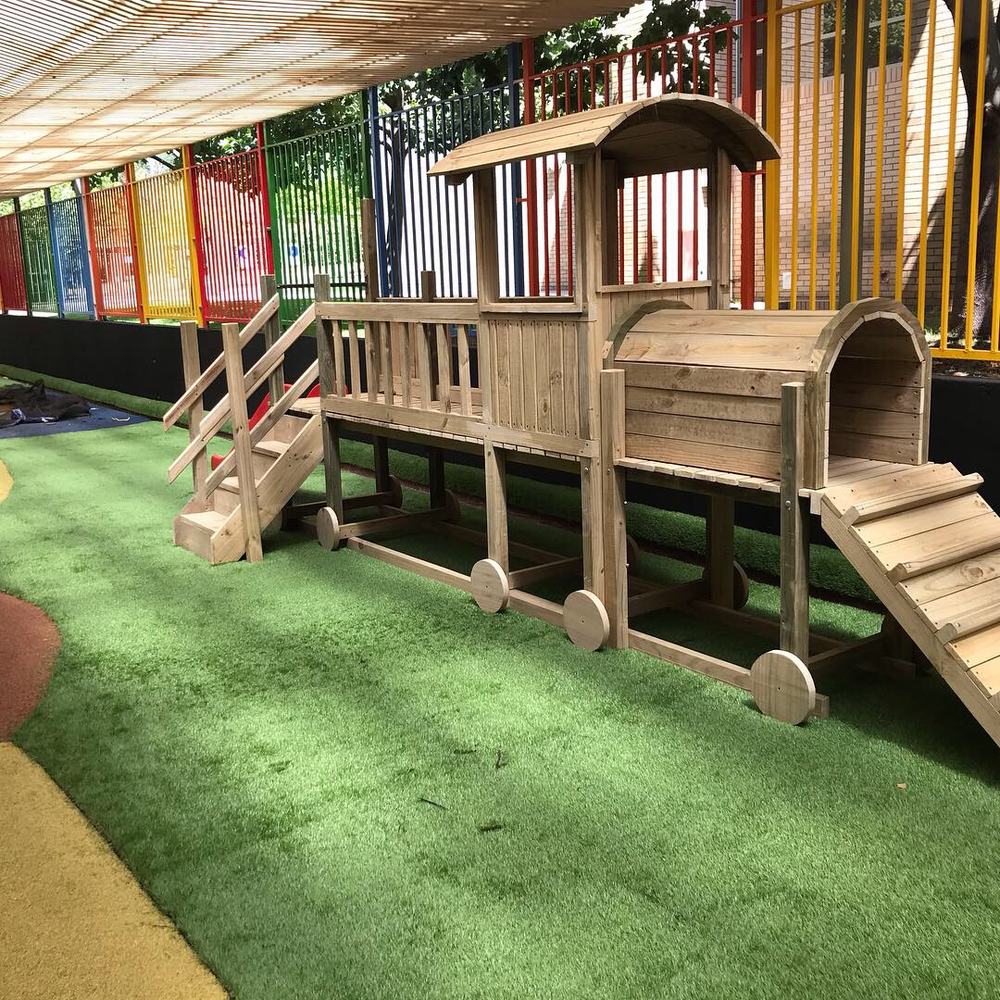 Tren de juegos en madera
