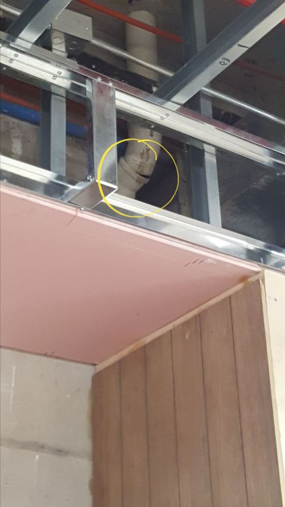 Instalación del muro de ladrillo con andamios