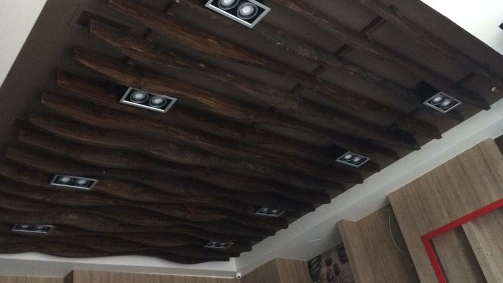 Cielo de vigas de madera con iluminación empotrada