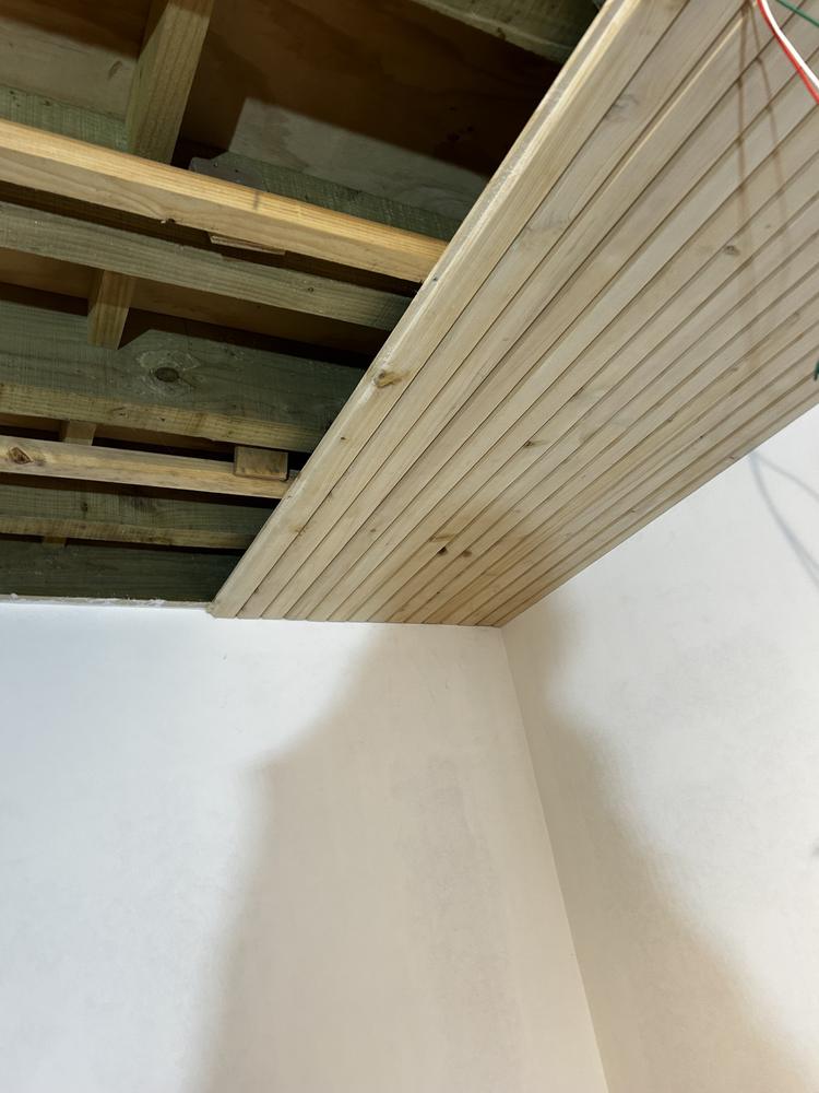 Cielo de madera sobre la estructura