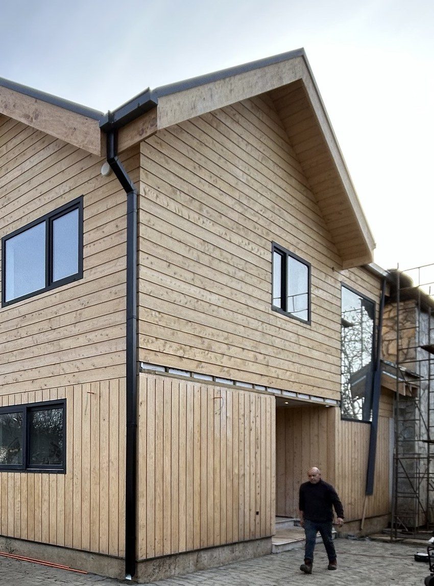 Casa Los Ciruelos terminada, revestida en madera