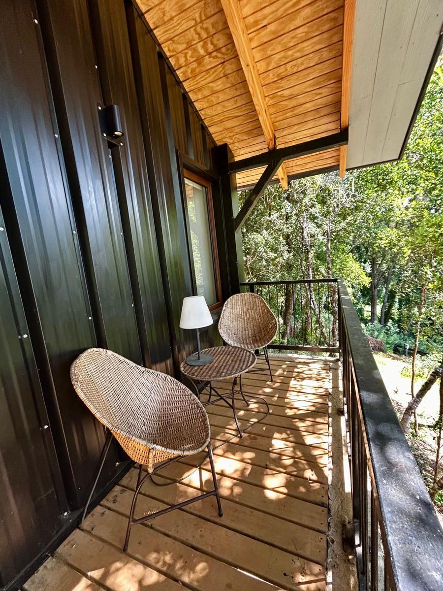 Balcón de dormitorio entre los árboles