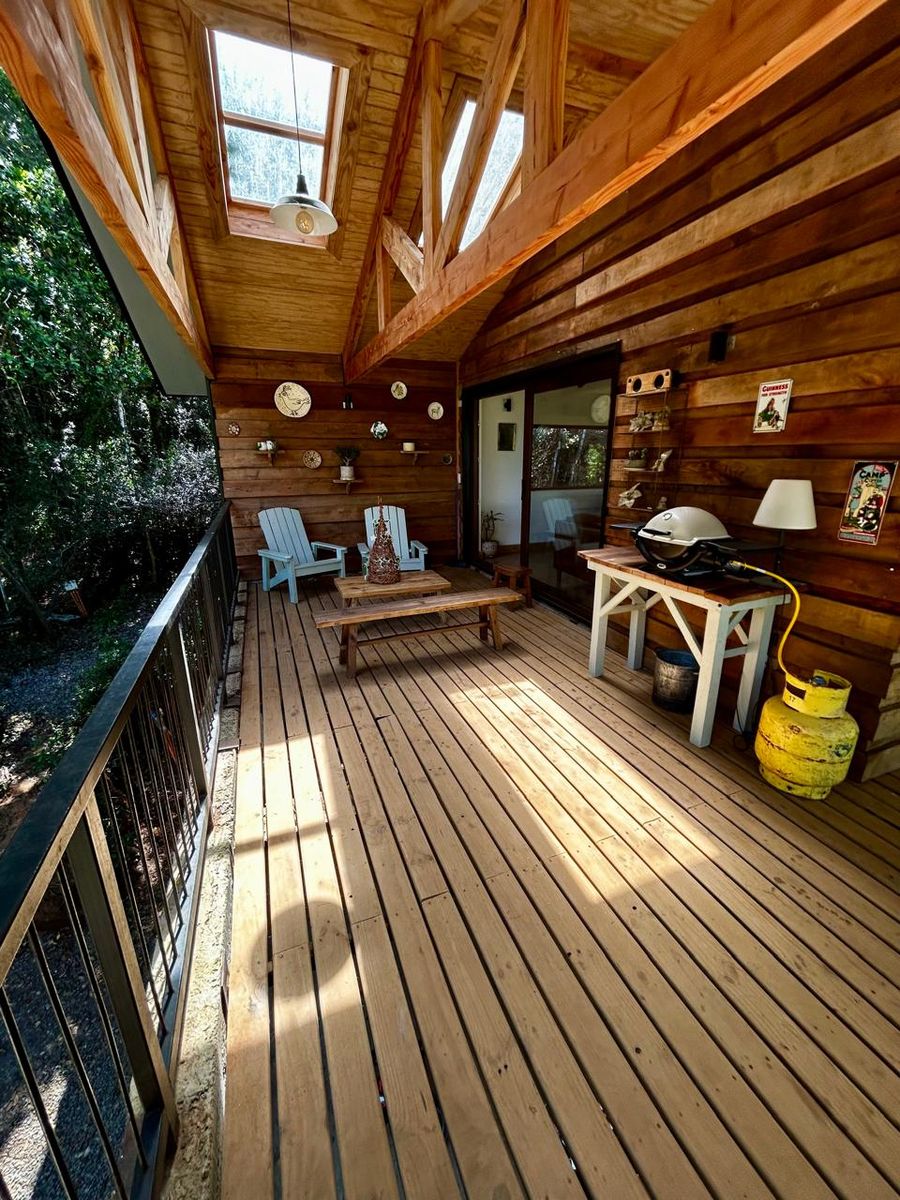 Terraza techada con lucarnas y revestimiento de madera
