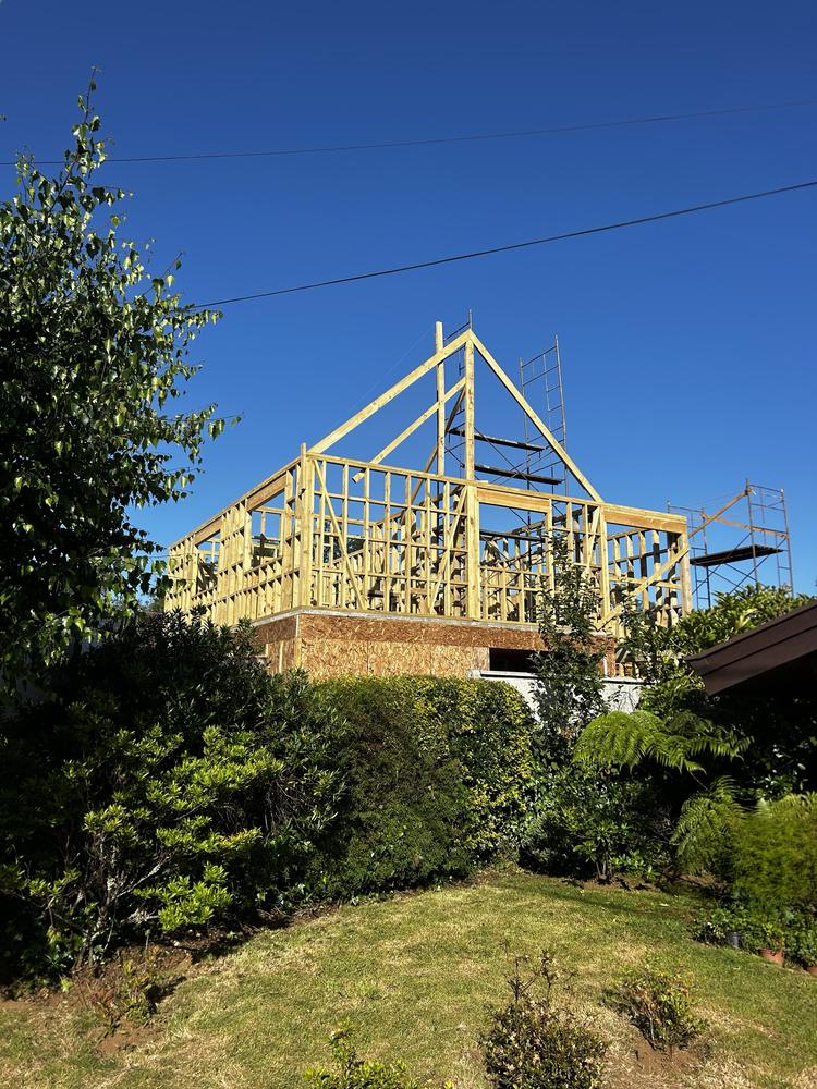 Estructura de madera sobre la base de hormigón