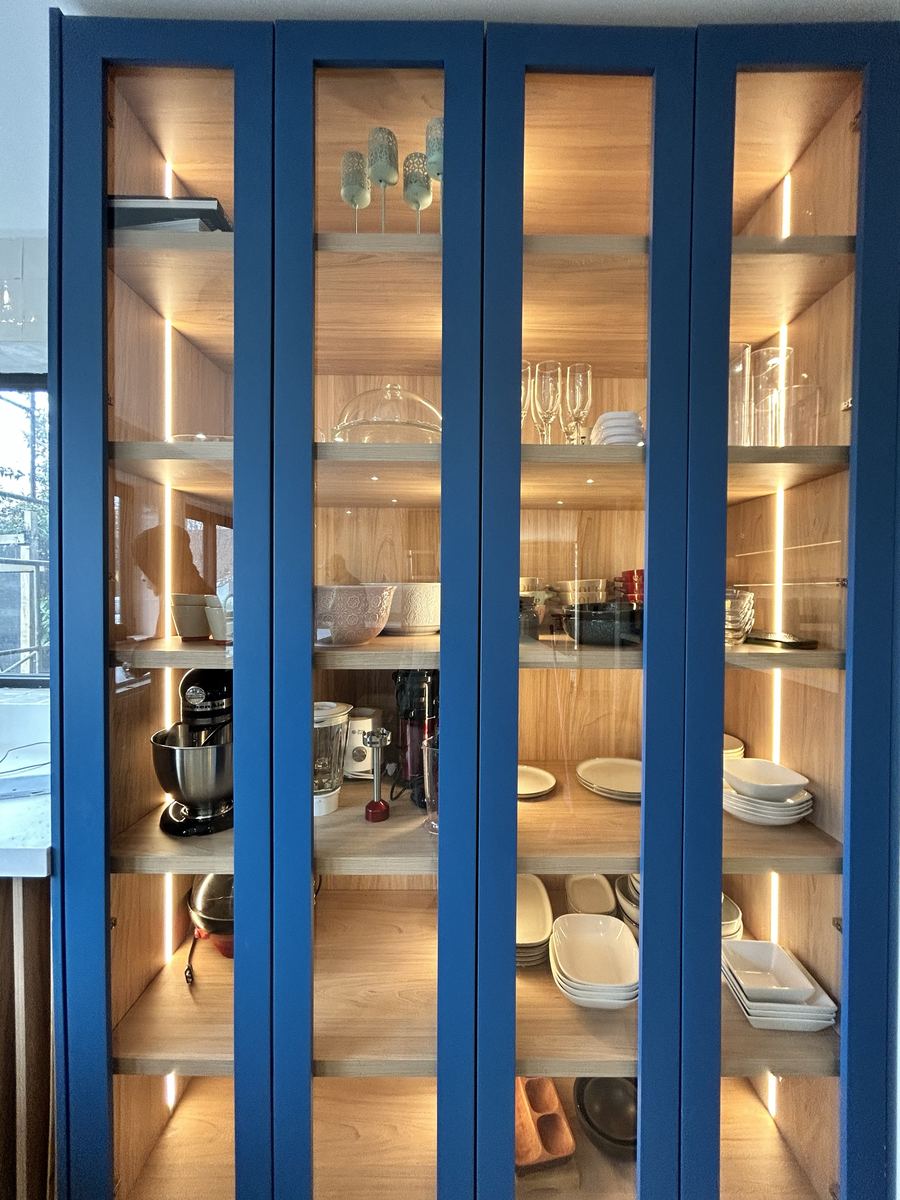 Mueble vitrina azul con iluminación interior