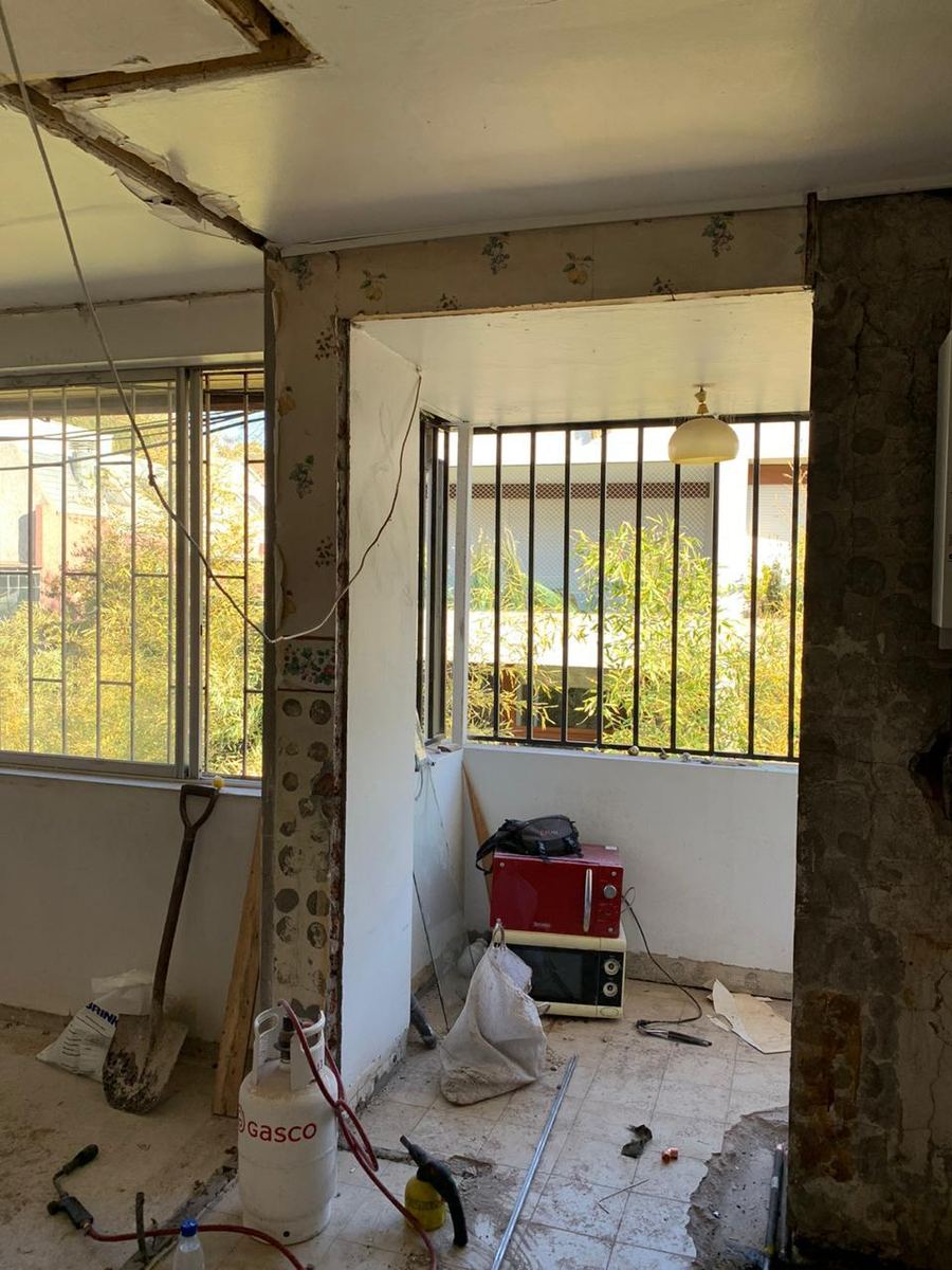 Antes: cocina original y muros por demoler