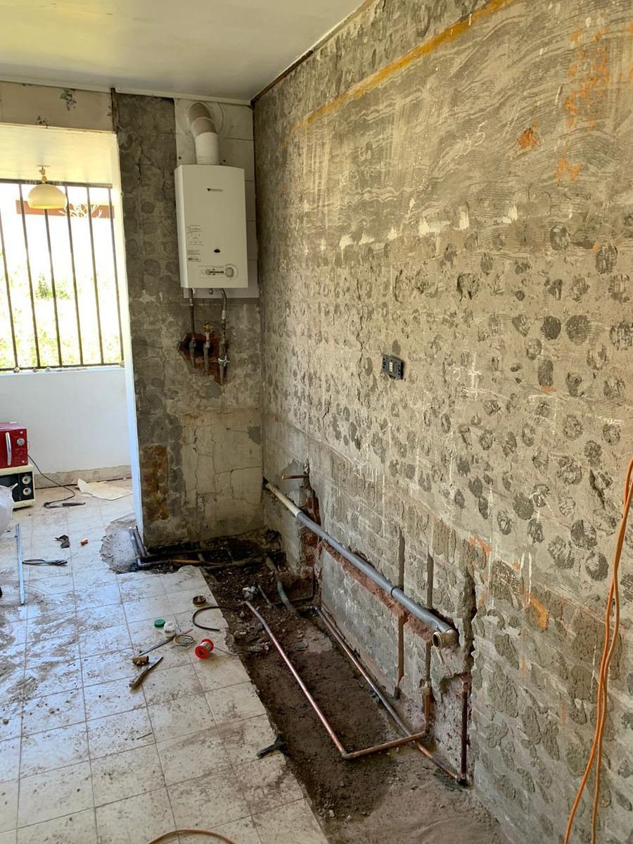 Antes: muro de cocina con instalaciones antiguas
