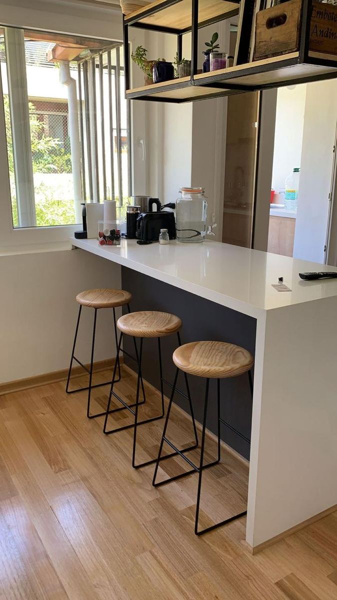 Barra blanca con pisos de madera junto a la ventana