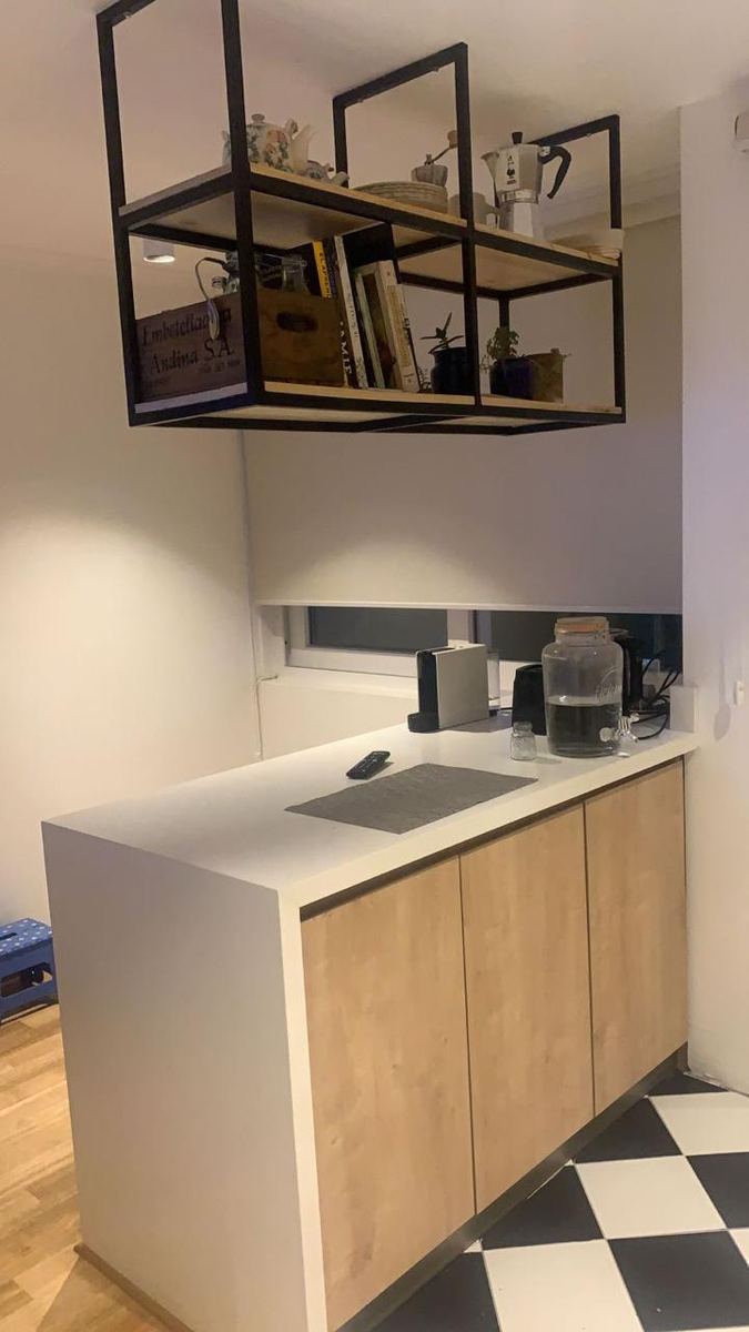 Barra con repisa colgante de fierro y madera