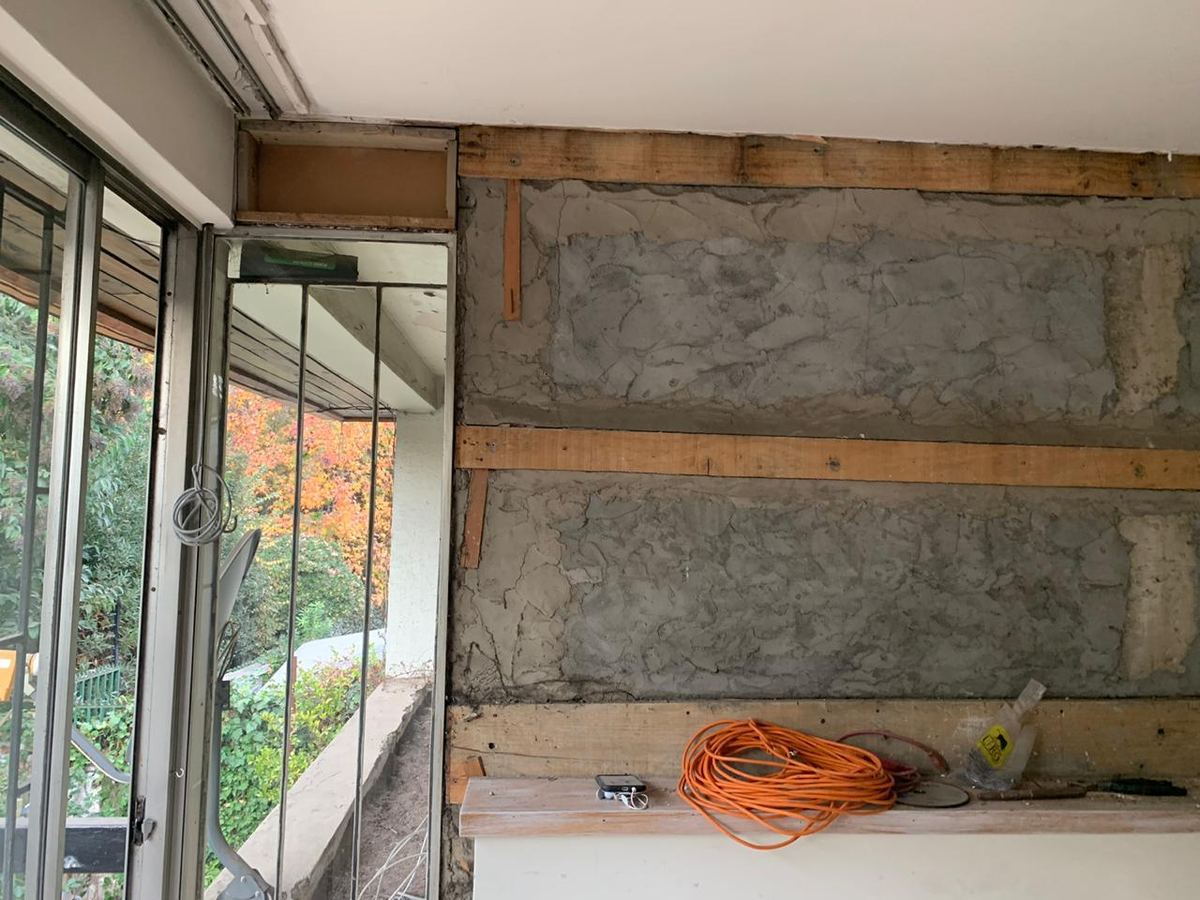 Revestimiento retirado y nueva estructura de muro