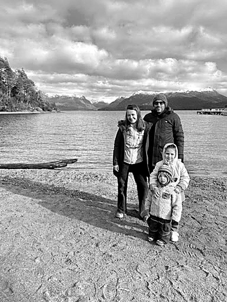 Solange De Bonnafos con su familia junto a un lago del sur de Chile