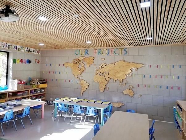 Mapa del mundo de terciado sobre el muro de la sala