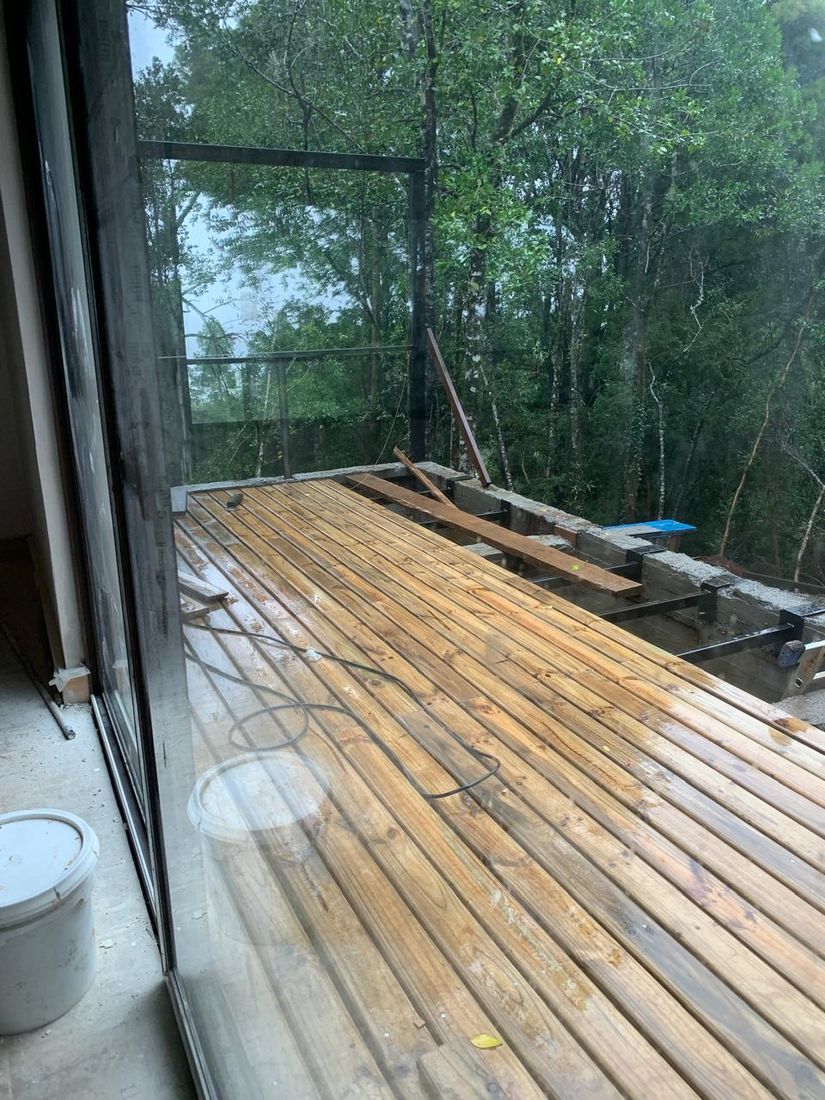 Terraza de madera hacia el bosque