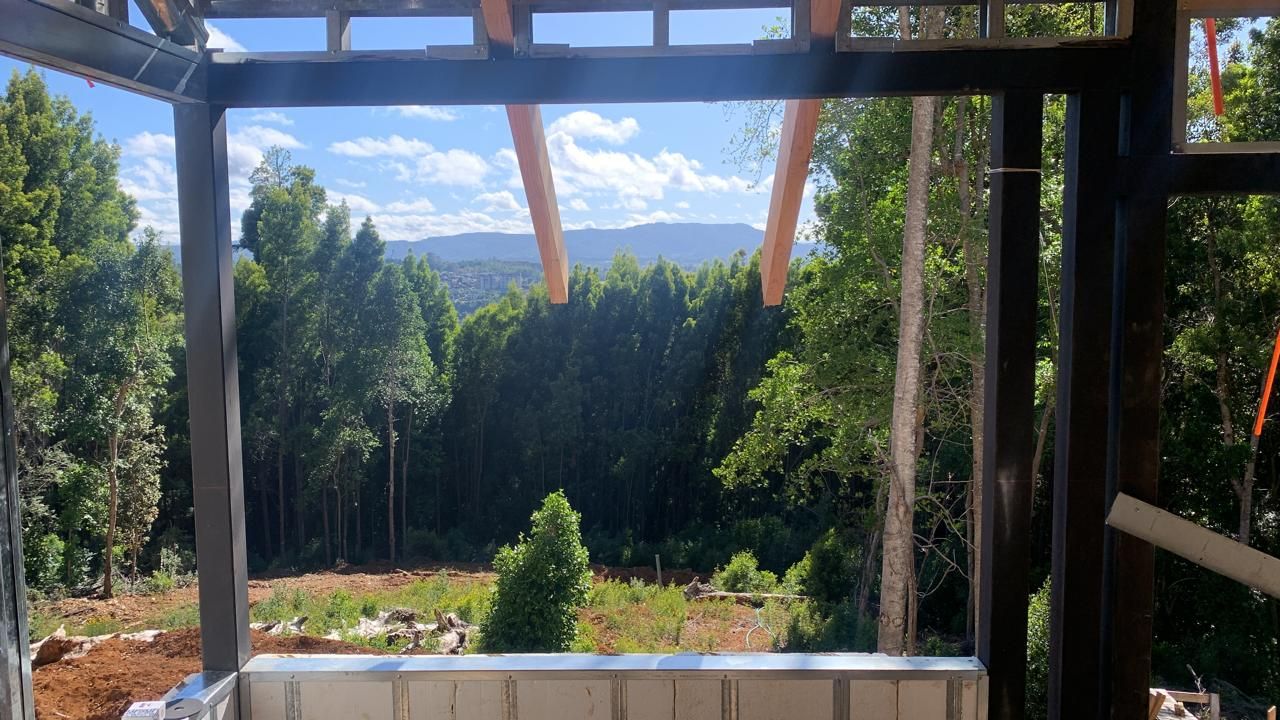 Vista desde el interior hacia el valle durante la obra